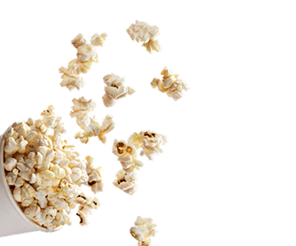 Eine Tüte mit Popcorn, aus der Popcornstücke herausfallen, auf einem transparenten Hintergrund.